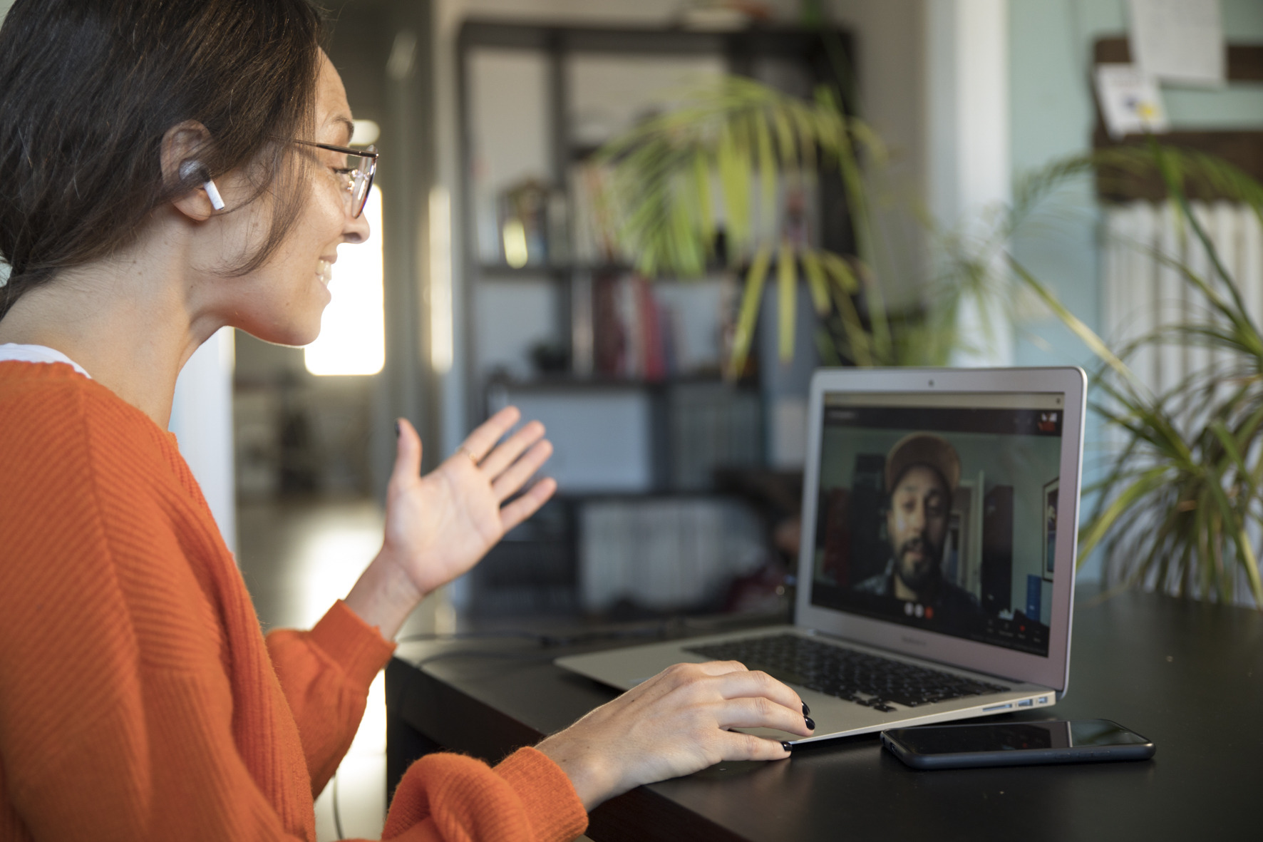 French teacher Julie Lecomte giving online class